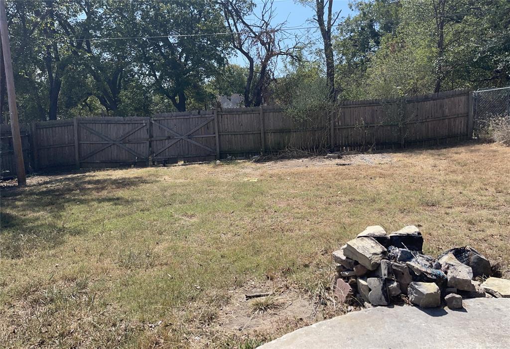 1811 Lewis Avenue Property Photo 3