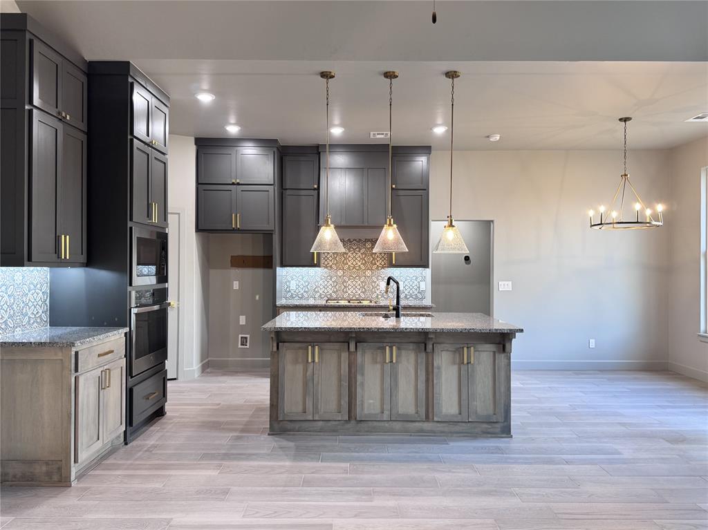 16020 Navarra Way Property Photo 3
