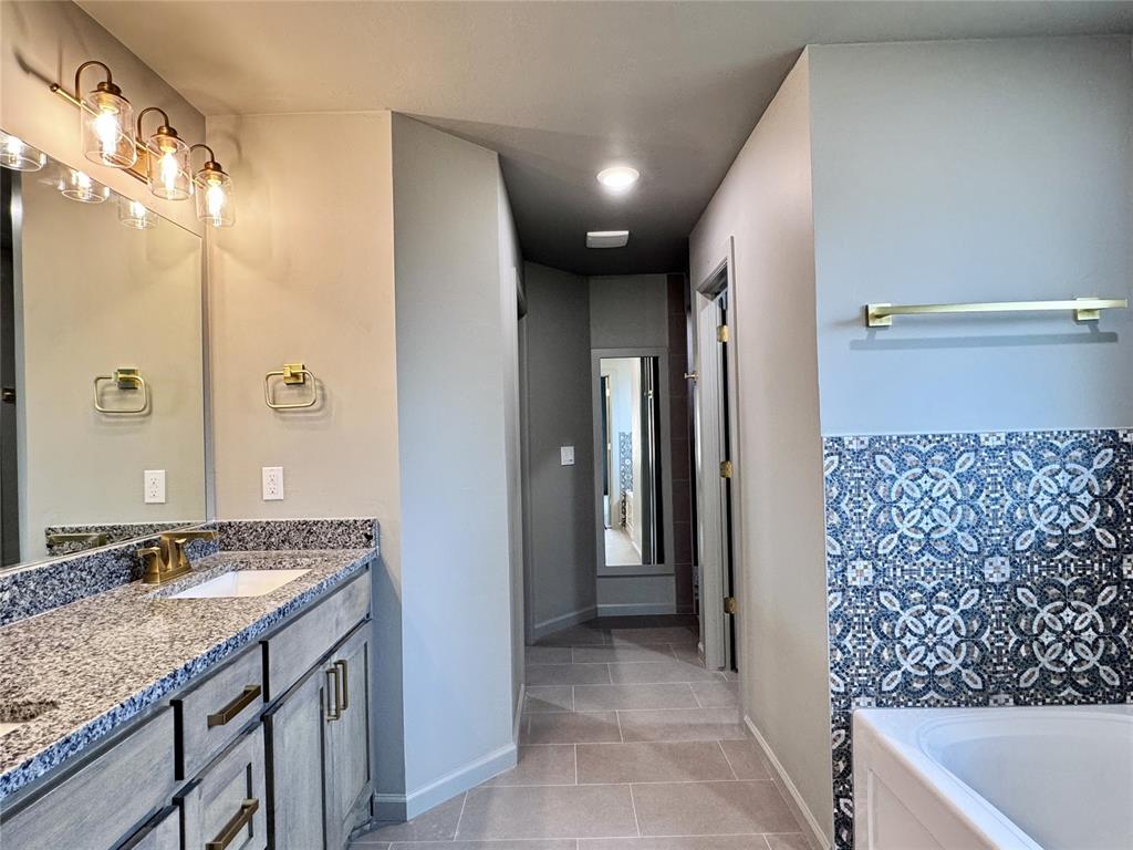 16020 Navarra Way Property Photo 9