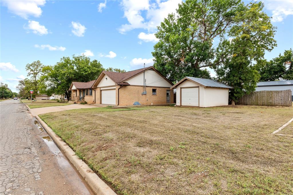 120 E Maple Street Property Photo 4