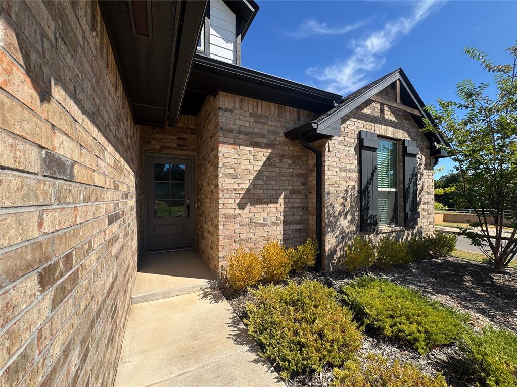 5108 White Gold Avenue Property Photo 3