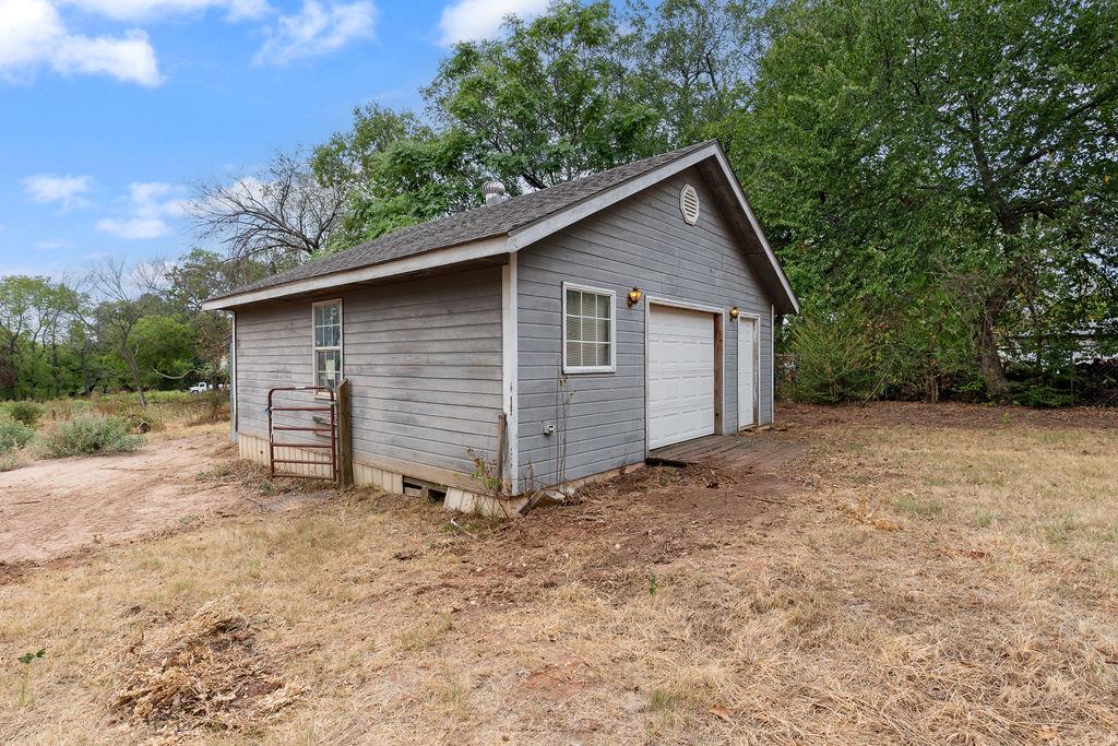 408 S Lindale Avenue Property Photo 33