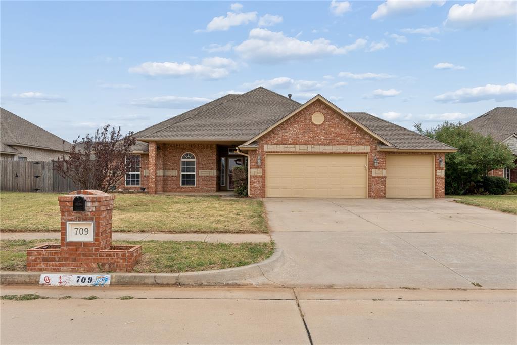 709 N White Tail Way Property Photo 1
