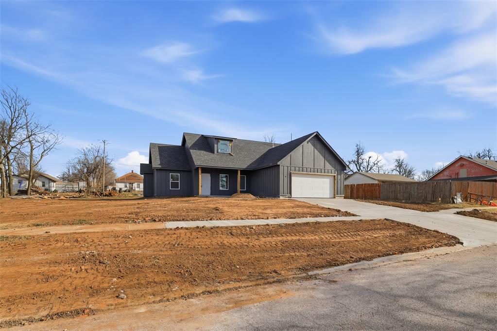 218 N Grand Avenue Property Photo 4