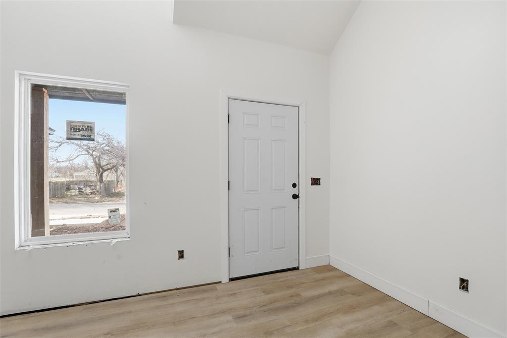 218 N Grand Avenue Property Photo 8