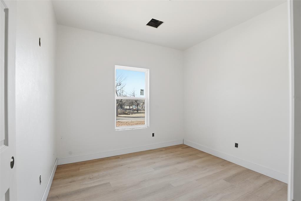 218 N Grand Avenue Property Photo 24