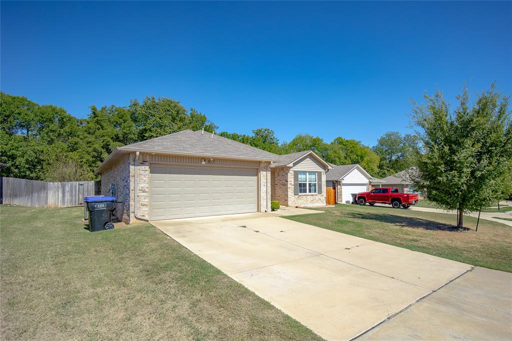 817 Twin Lakes Drive Property Photo 2
