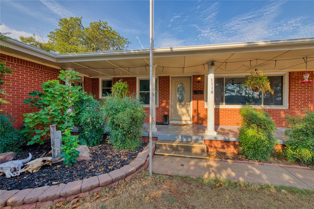 1119 Crestview Drive Property Photo 2