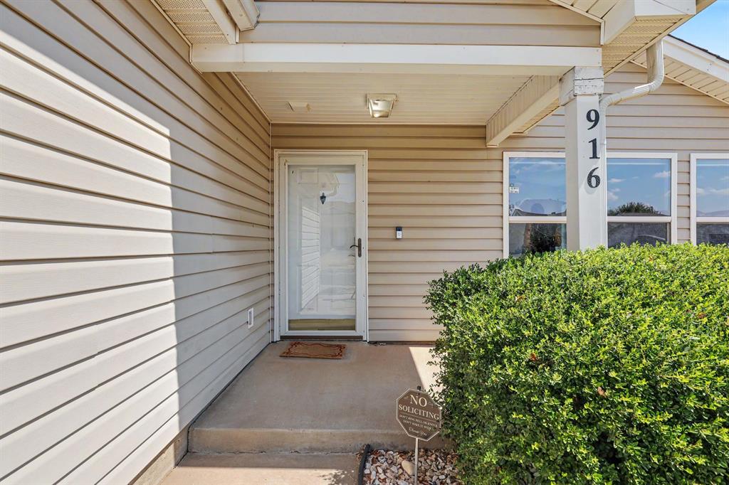 916 Danbury Place Property Photo 2