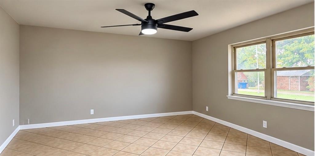 1122 E 17th Street Property Photo 4
