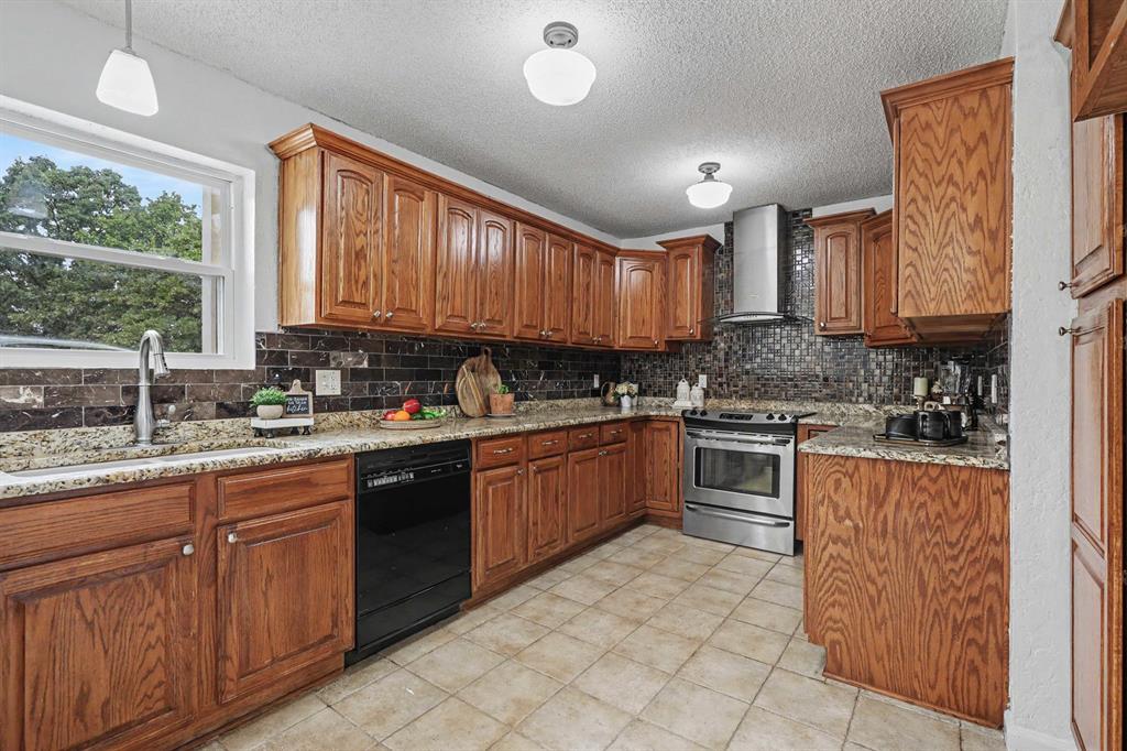 7600 N Post Road Property Photo 11