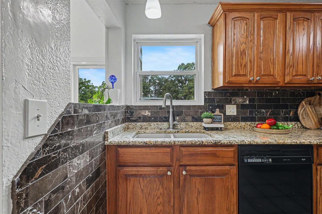 7600 N Post Road Property Photo 12