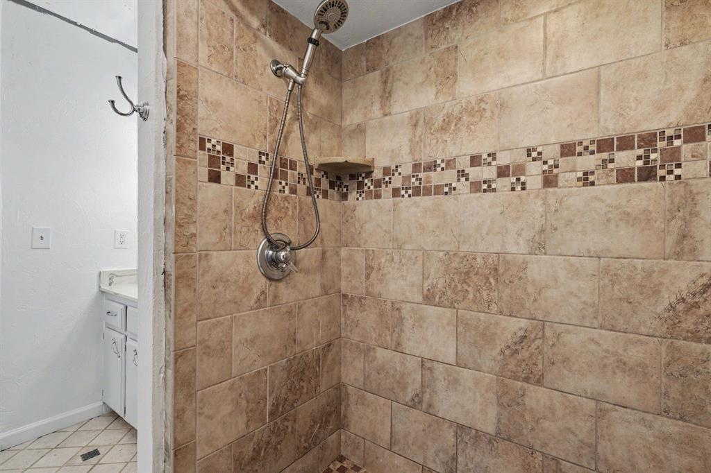 7600 N Post Road Property Photo 21