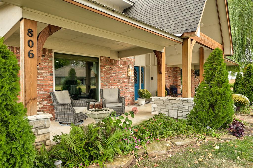 806 Glenmanor Drive Property Photo 3