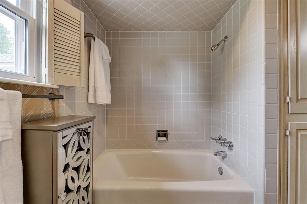 806 Glenmanor Drive Property Photo 24