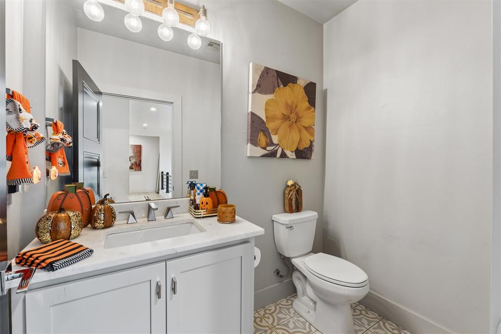 2824 Guilford Lane Property Photo 24