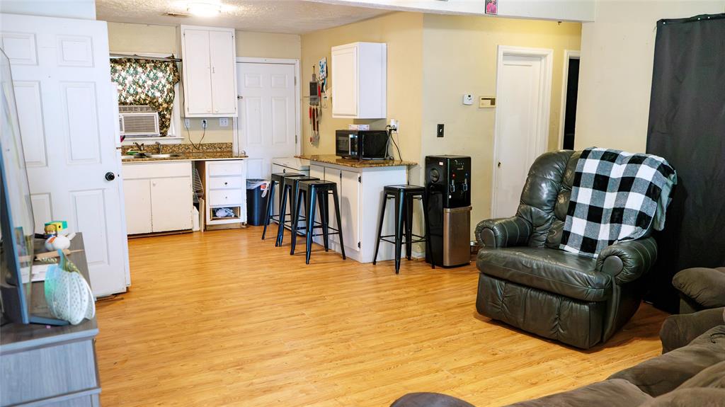 1220 W Texas Avenue Property Photo 2