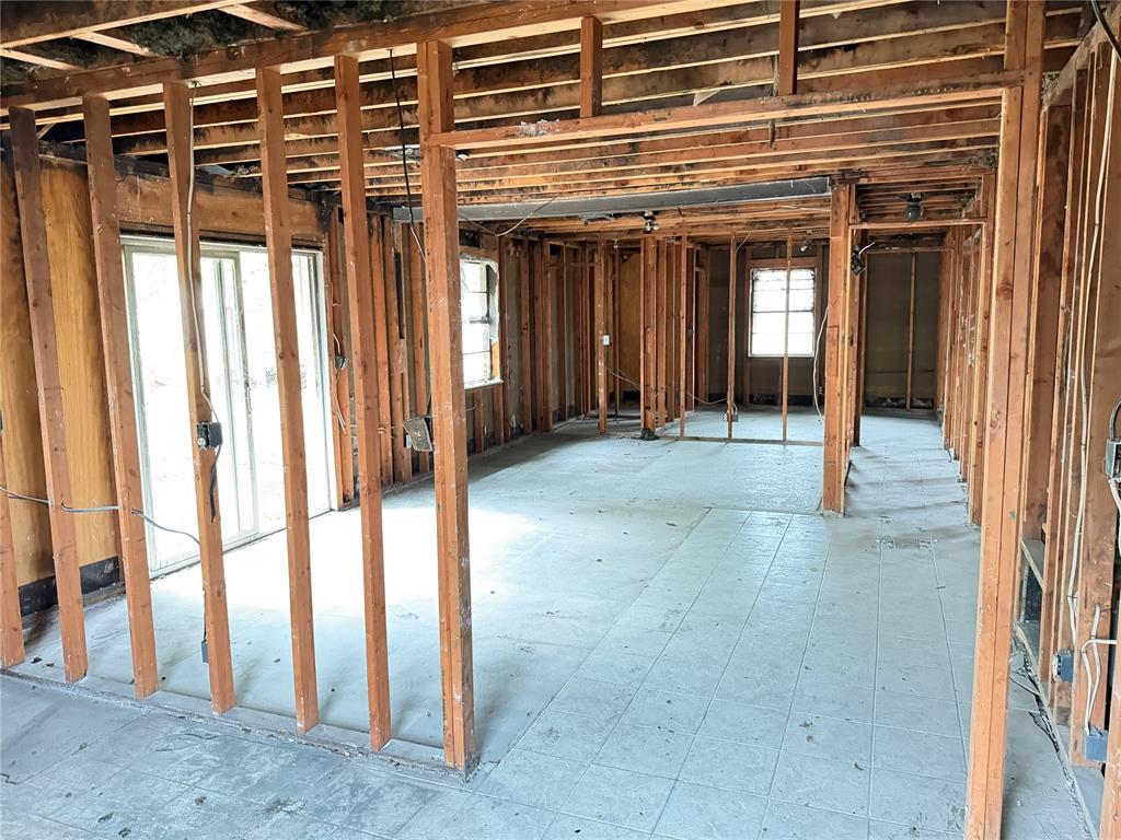619 W Hillcrest Drive Property Photo 4