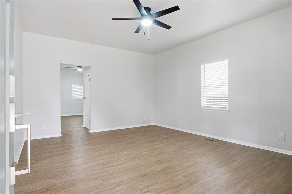 517 W Woodson Street Property Photo 5