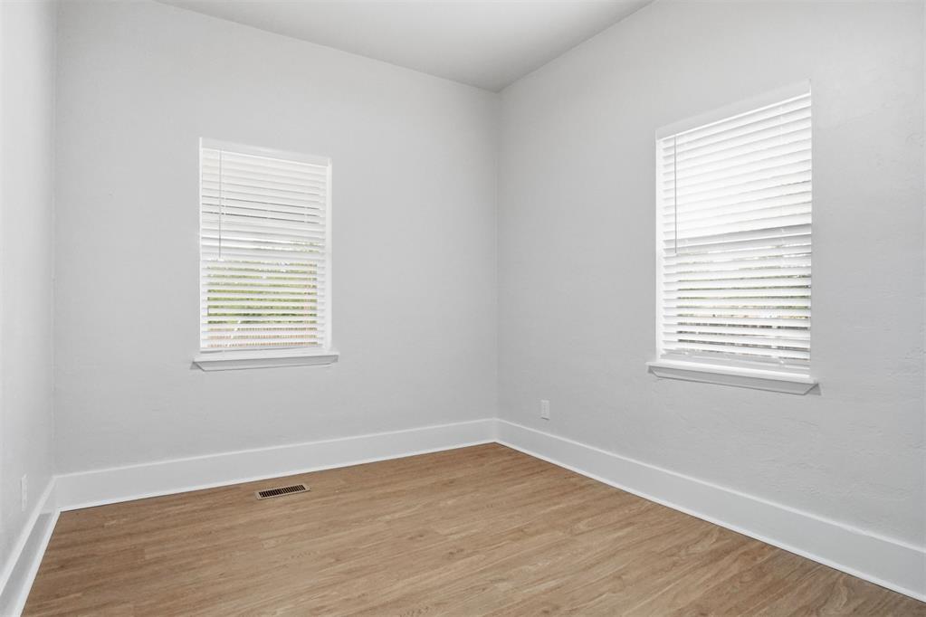 517 W Woodson Street Property Photo 17