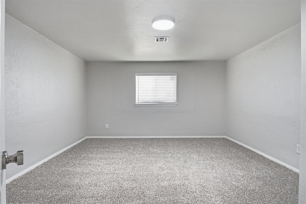 517 W Woodson Street Property Photo 22