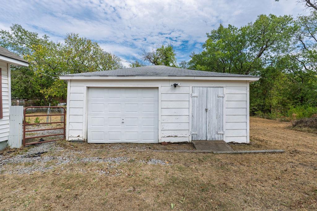 1229 N Center Avenue Property Photo 33
