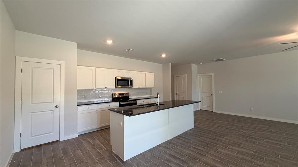 17601 Blackhawk Court Property Photo 4