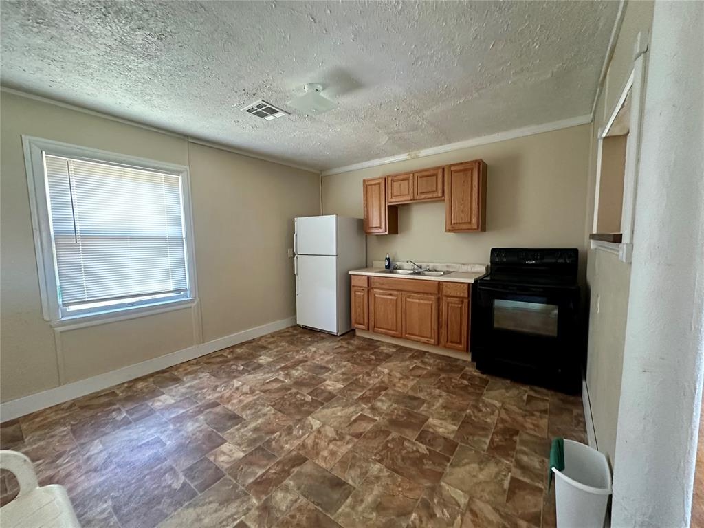 1137 E Chestnut Street Property Photo 5