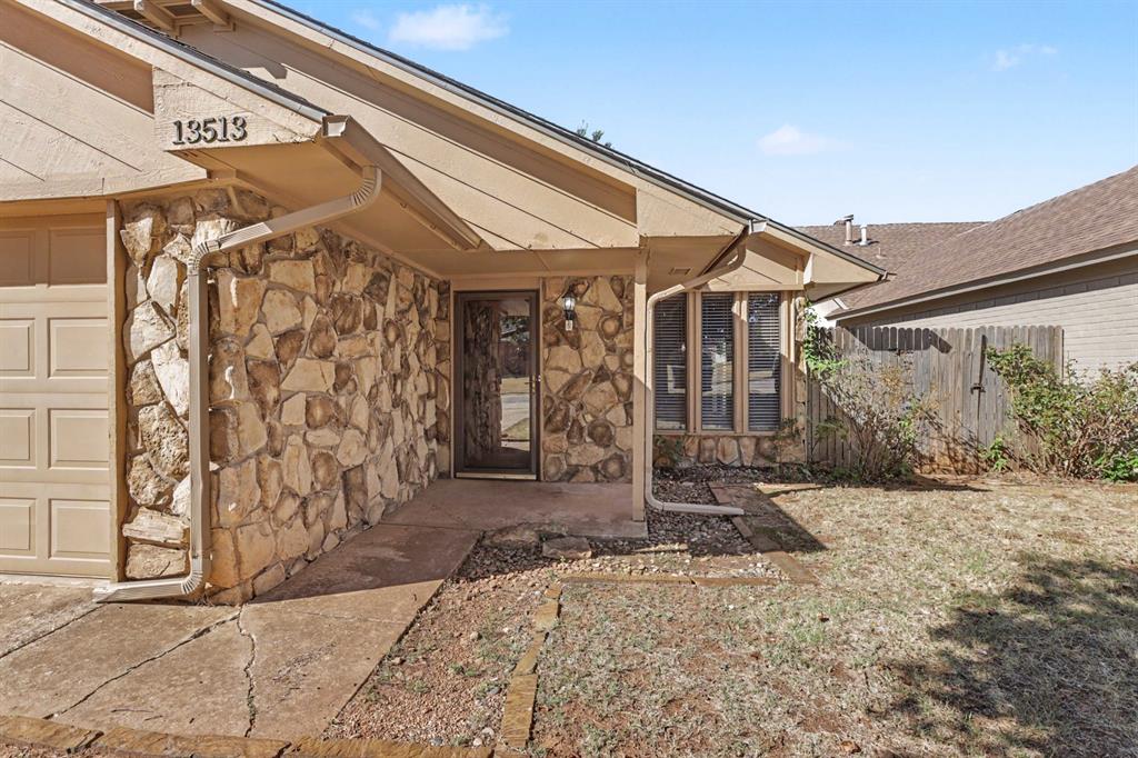 13513 Country Place Property Photo 3