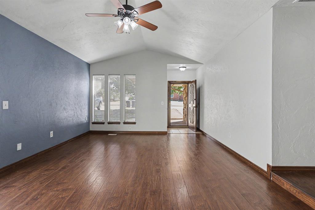 13513 Country Place Property Photo 4
