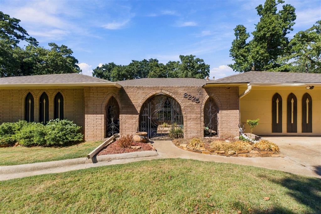 8225 Golden Oaks Road Property Photo 1