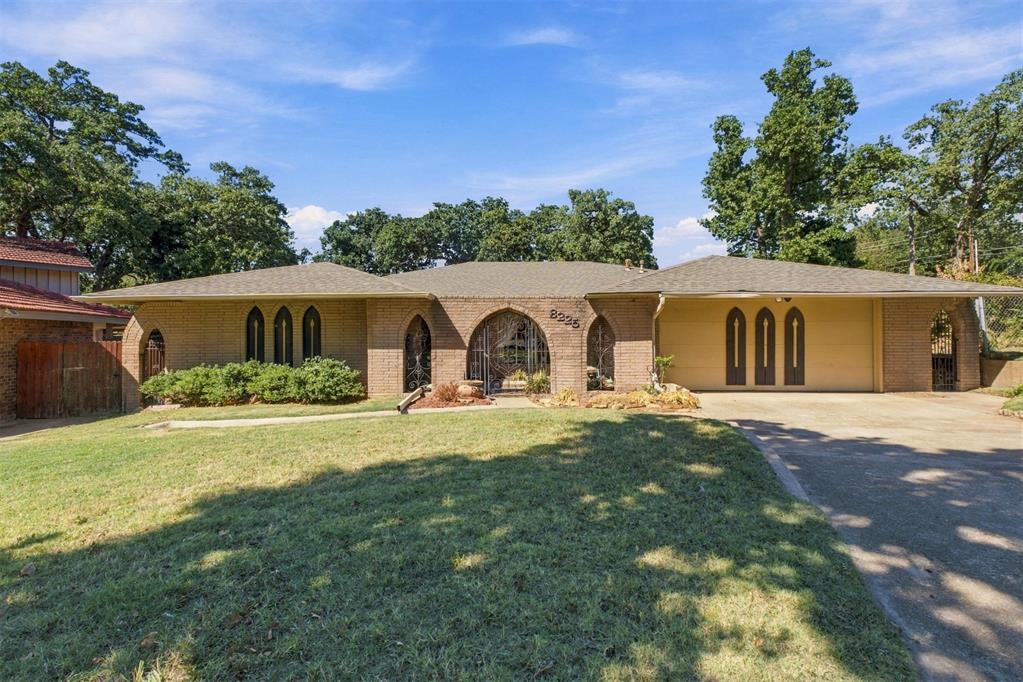 8225 Golden Oaks Road Property Photo 2