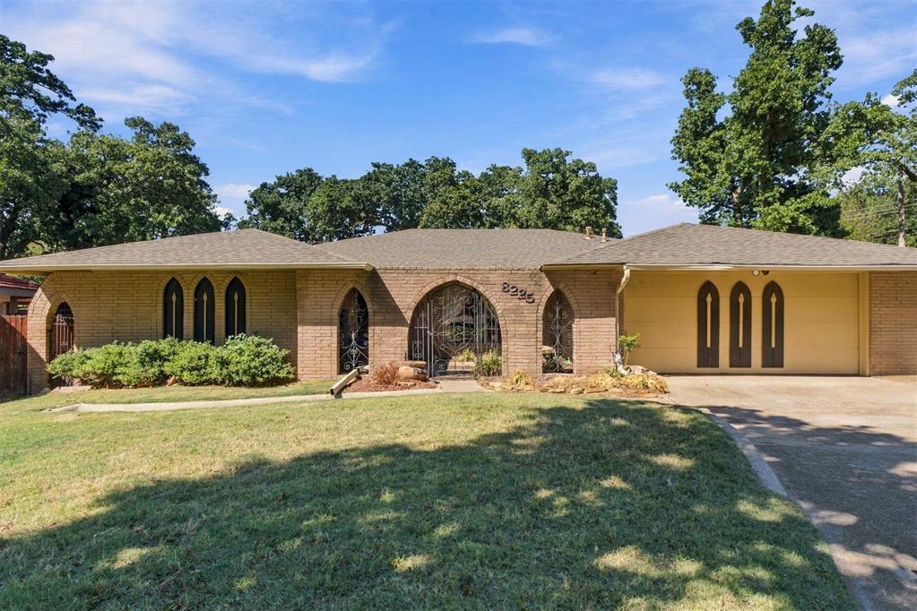 8225 Golden Oaks Road Property Photo 3
