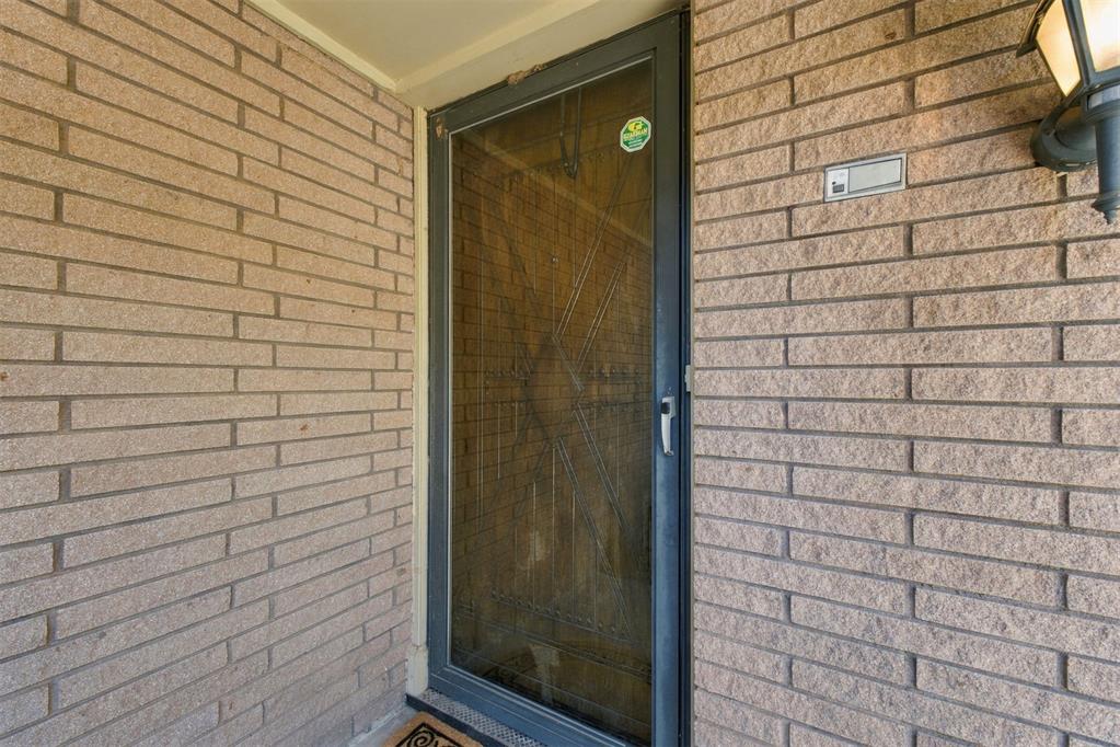 8225 Golden Oaks Road Property Photo 5