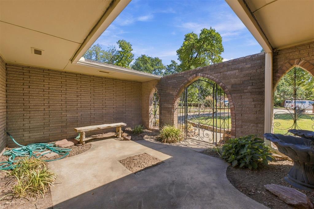 8225 Golden Oaks Road Property Photo 6