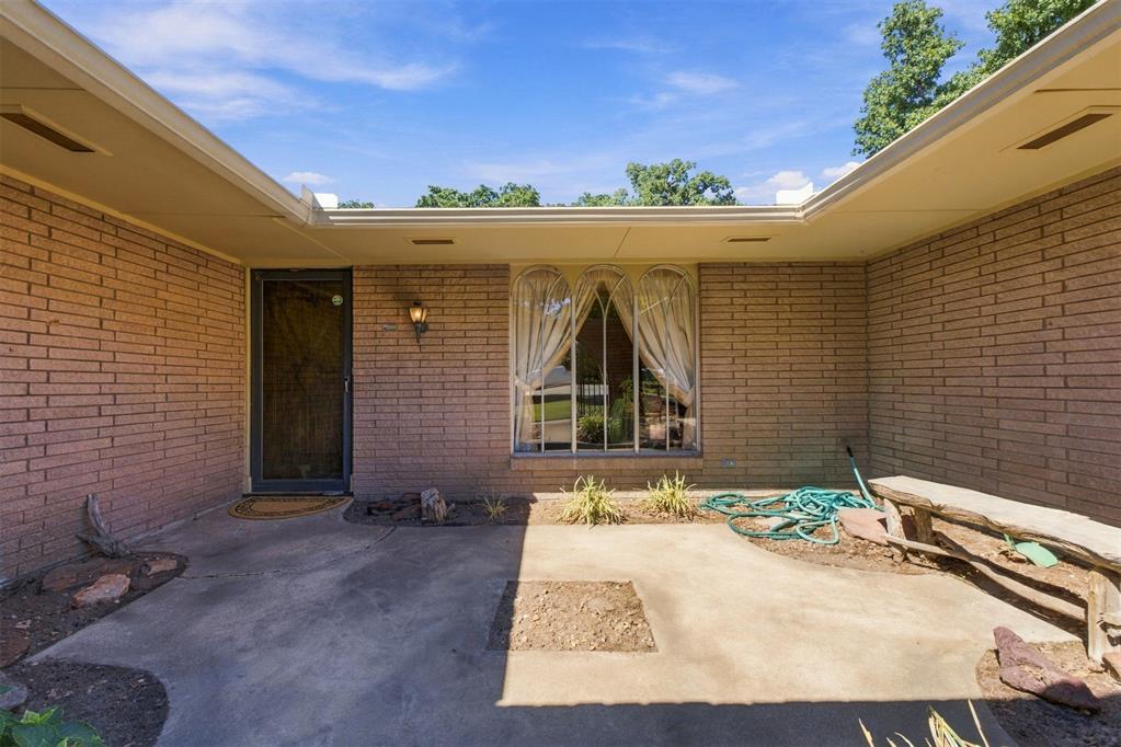 8225 Golden Oaks Road Property Photo 7