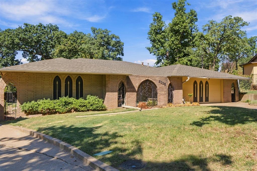 8225 Golden Oaks Road Property Photo 9