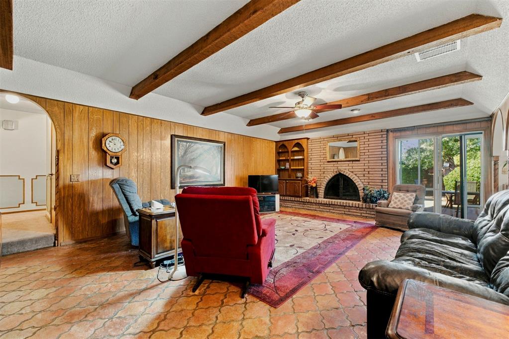 8225 Golden Oaks Road Property Photo 11