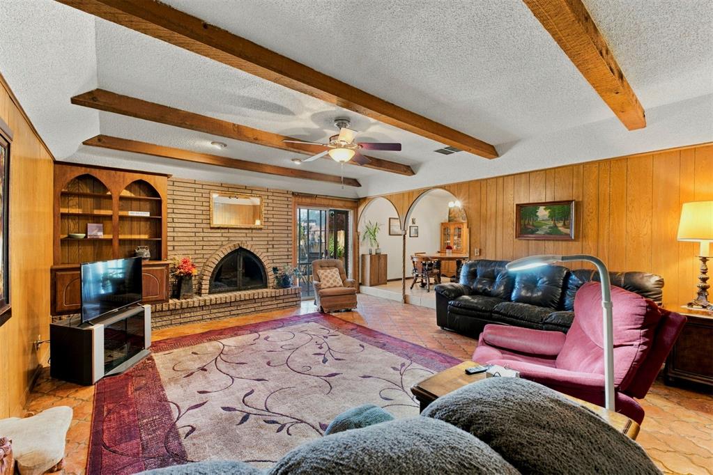 8225 Golden Oaks Road Property Photo 12