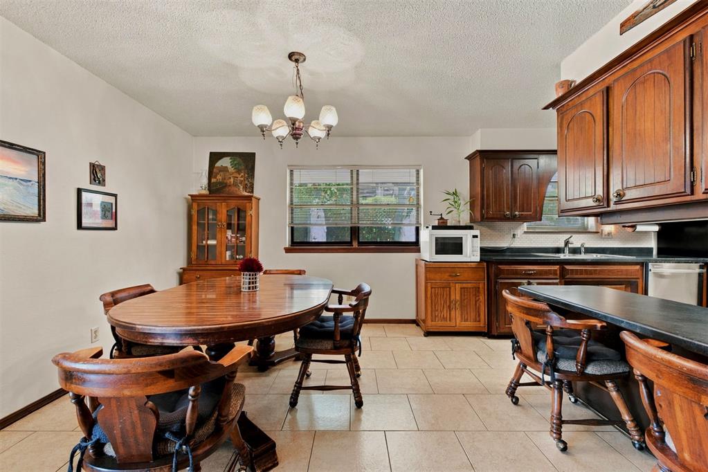 8225 Golden Oaks Road Property Photo 16