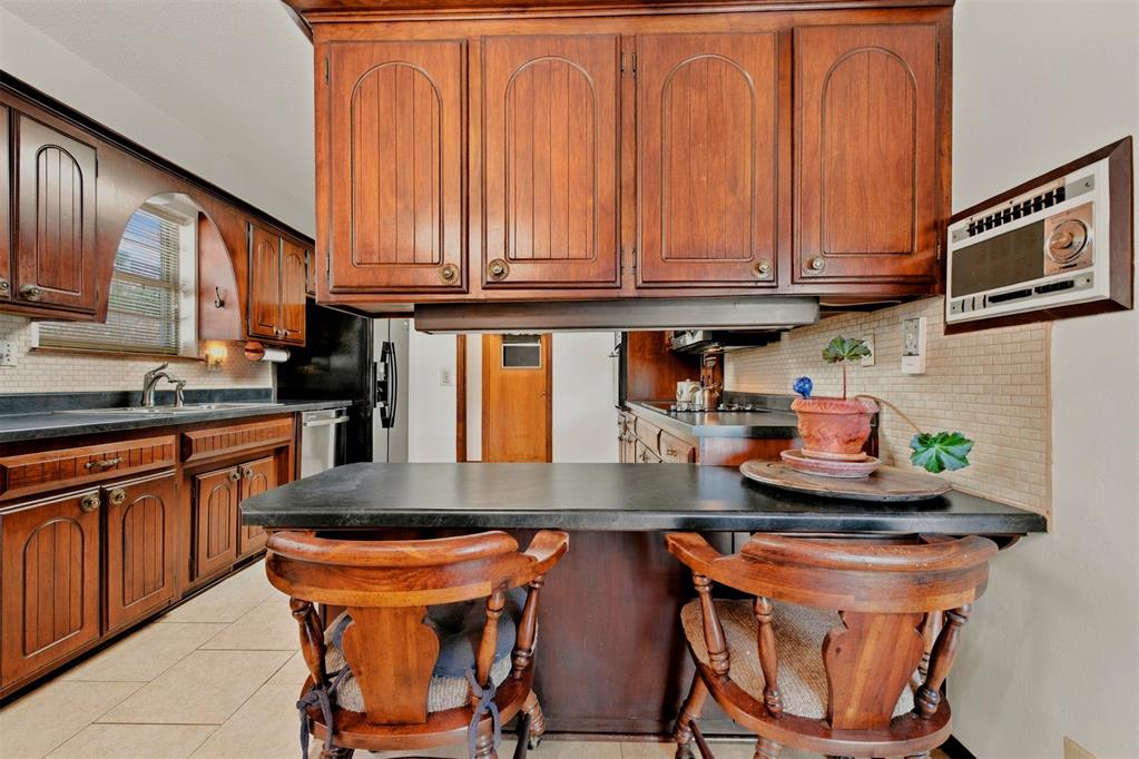 8225 Golden Oaks Road Property Photo 18
