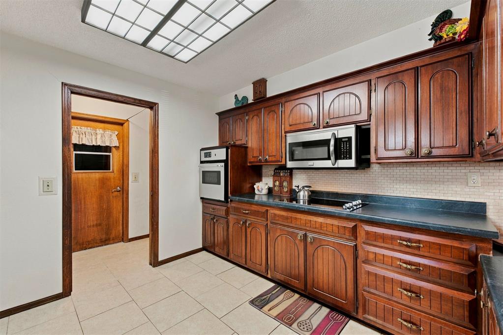 8225 Golden Oaks Road Property Photo 19