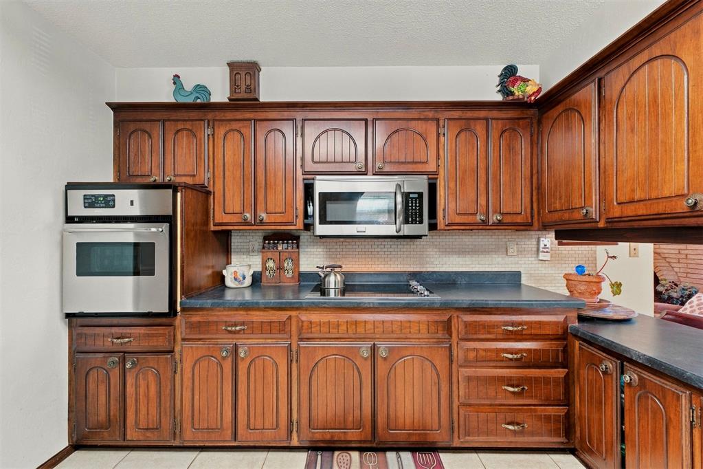 8225 Golden Oaks Road Property Photo 20