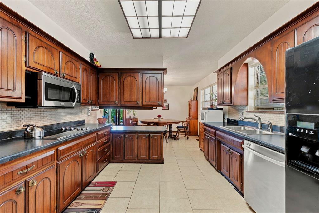 8225 Golden Oaks Road Property Photo 21