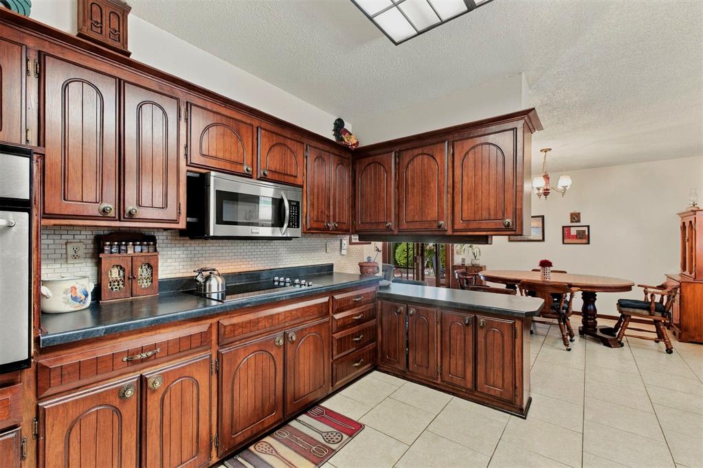 8225 Golden Oaks Road Property Photo 22