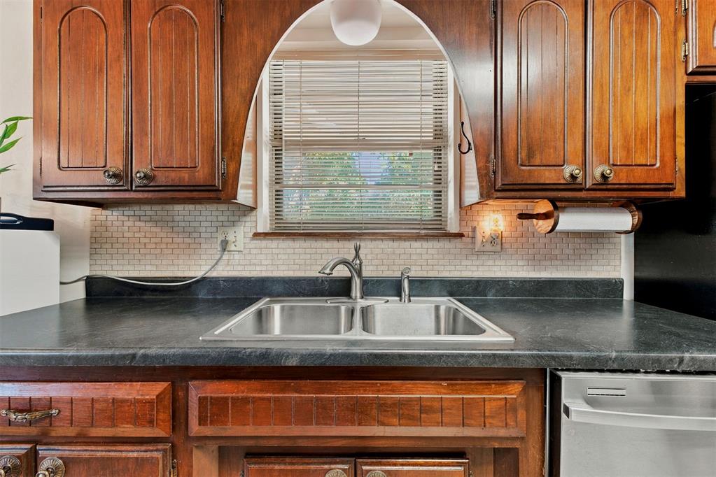 8225 Golden Oaks Road Property Photo 25
