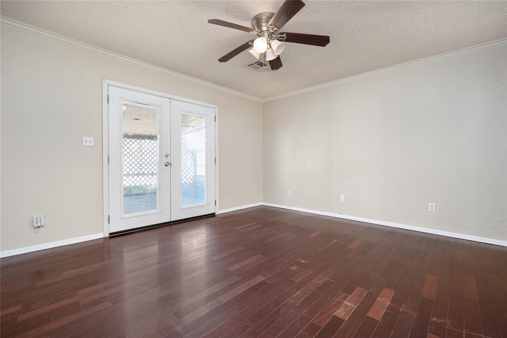 2113 N Willow Avenue Property Photo 4