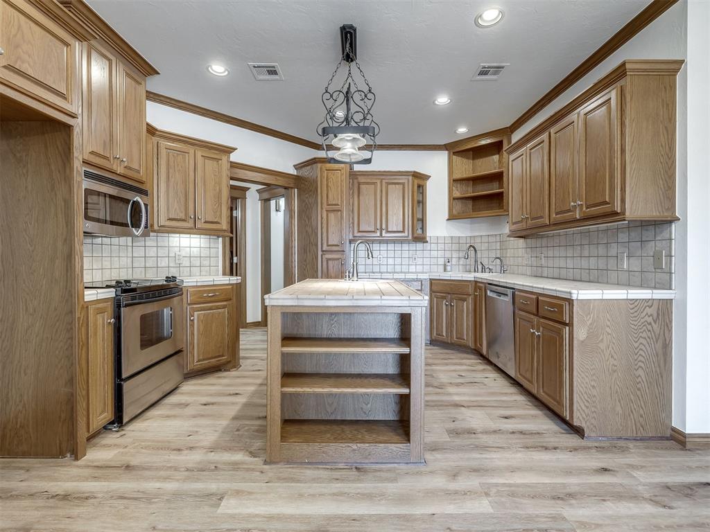 802 Hampton Court Property Photo 10