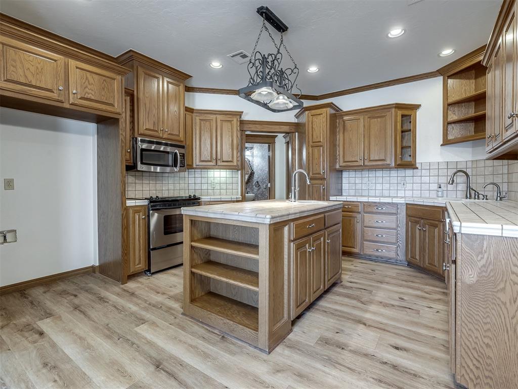 802 Hampton Court Property Photo 11