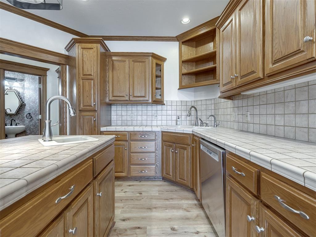 802 Hampton Court Property Photo 12